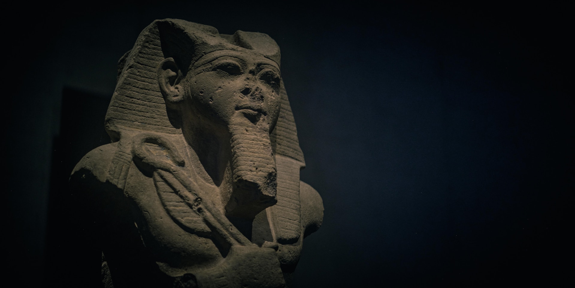 بين ضجيج الحاضر وأسرار الماضي: مصر تعيد صياغة تاريخها السياحي والأثري