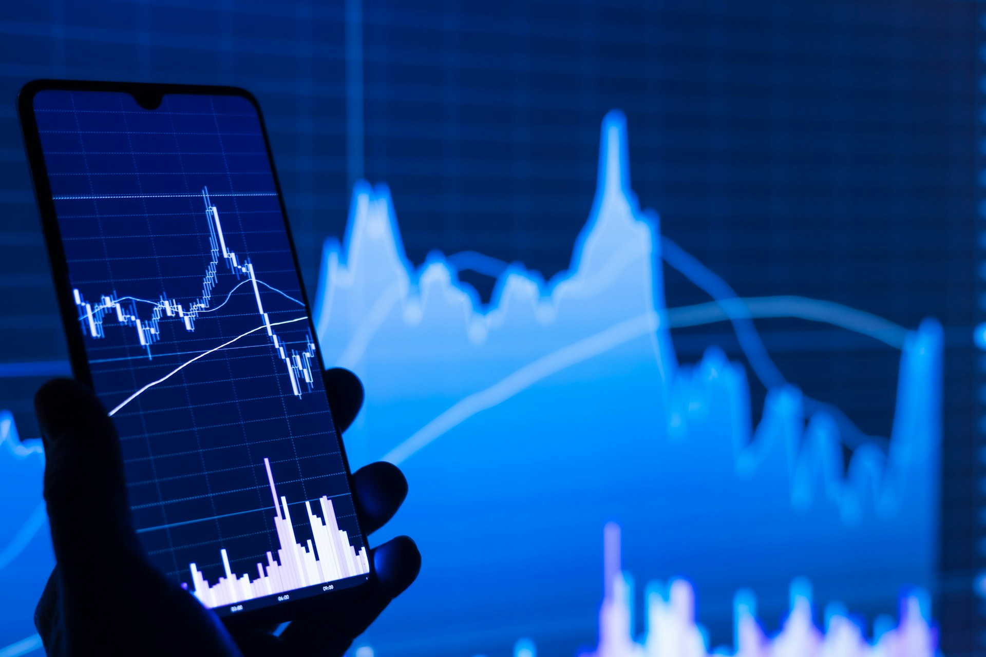 صدمة الطاقة تخلط الأوراق: بين مرونة طوكيو وذعر أسواق السندات في وول ستريت
